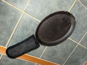 Oval Cast Iron Sizzling Fajita Skillet with Quilted Handle Cover